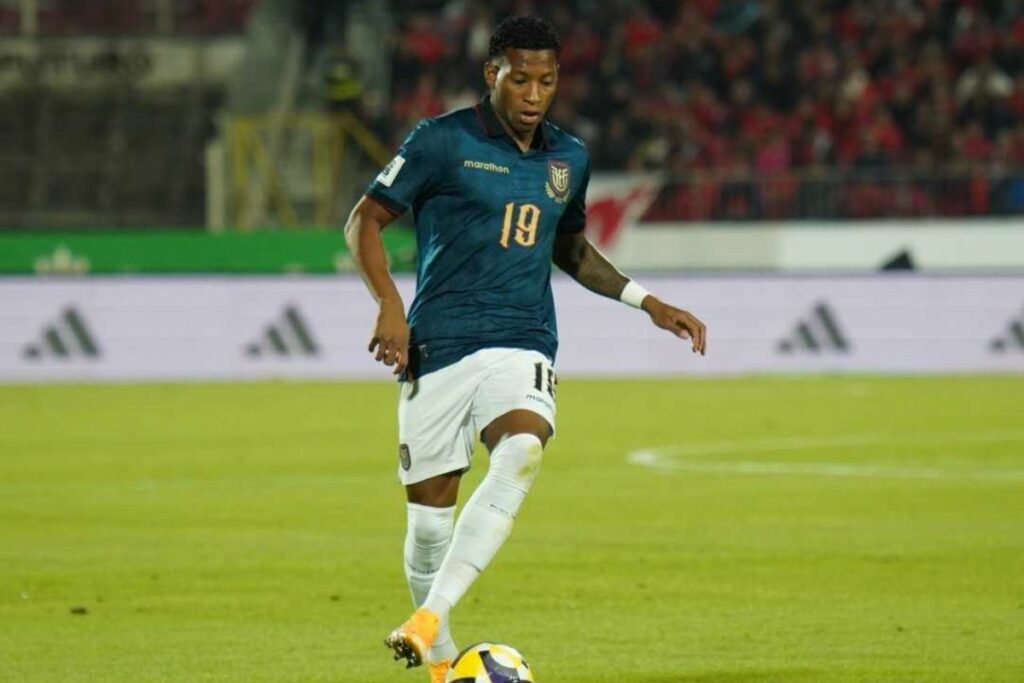 Gonzalo Plata ensaya un pase con la Selección de Ecuador ante Chile en las eliminatorias al Mundial 2026.