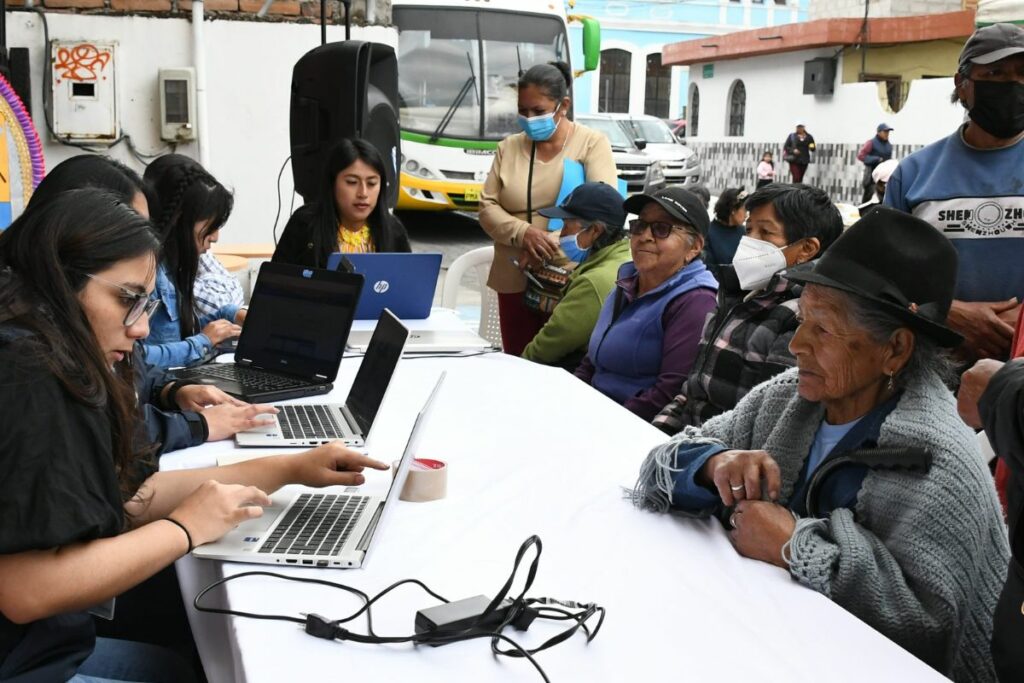 Los bonos en Ecuador se entregan con el cruce de datos del Registro Social.