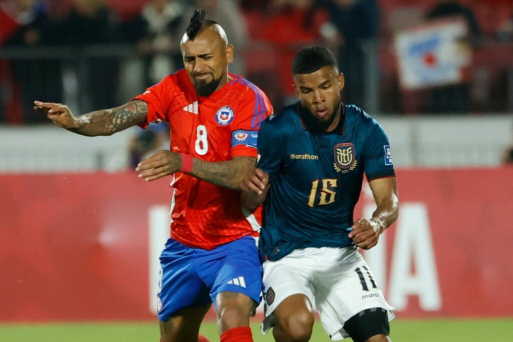 Arturo Vidal de Chile disputa un balón contra Pedro Vite de la Selección de Ecuador.