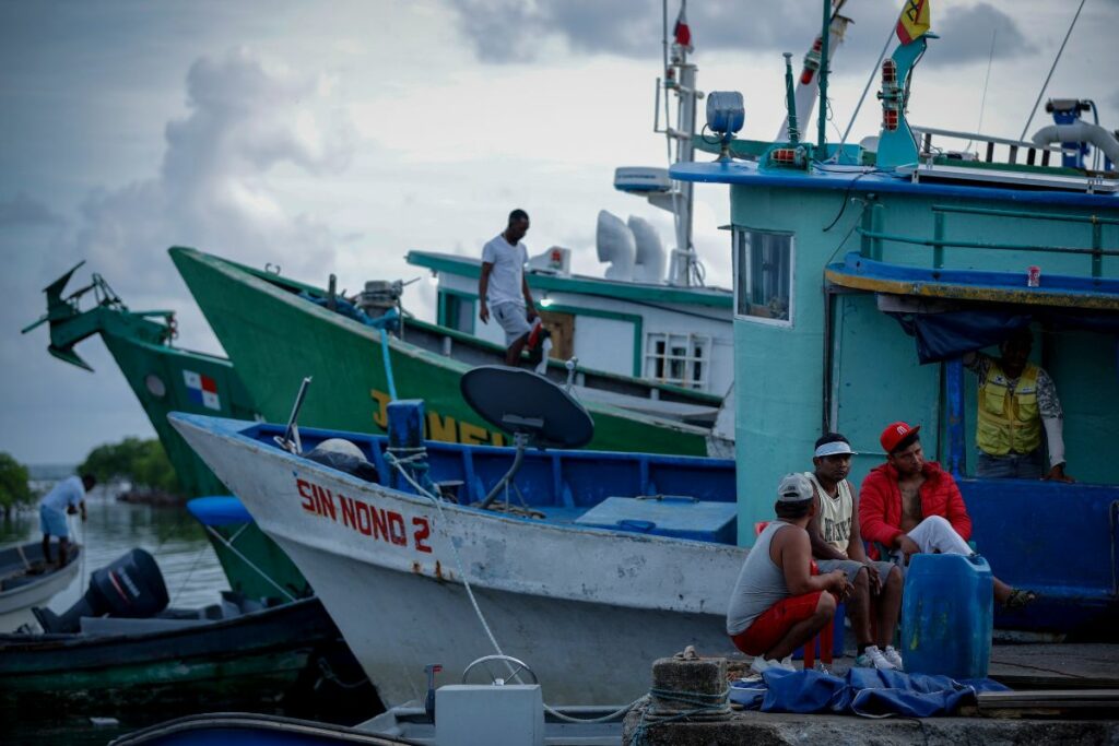 Fotografía del 12 de marzo de 2025 de migrantes venezolanos esperando para abordar un barco que los lleve a la frontera con Colombia desde el puerto de Miramar en Colón (Panamá).