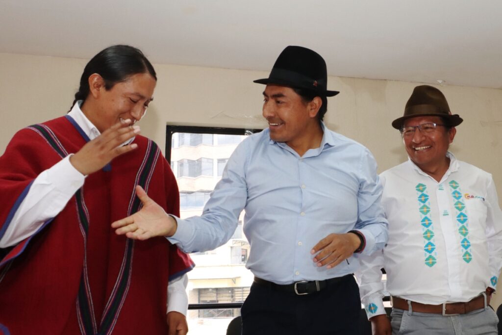 Leonidas Iza junto a Alberto Ainaguano Ecuarrunari y Guillermo Churuchumbi.
