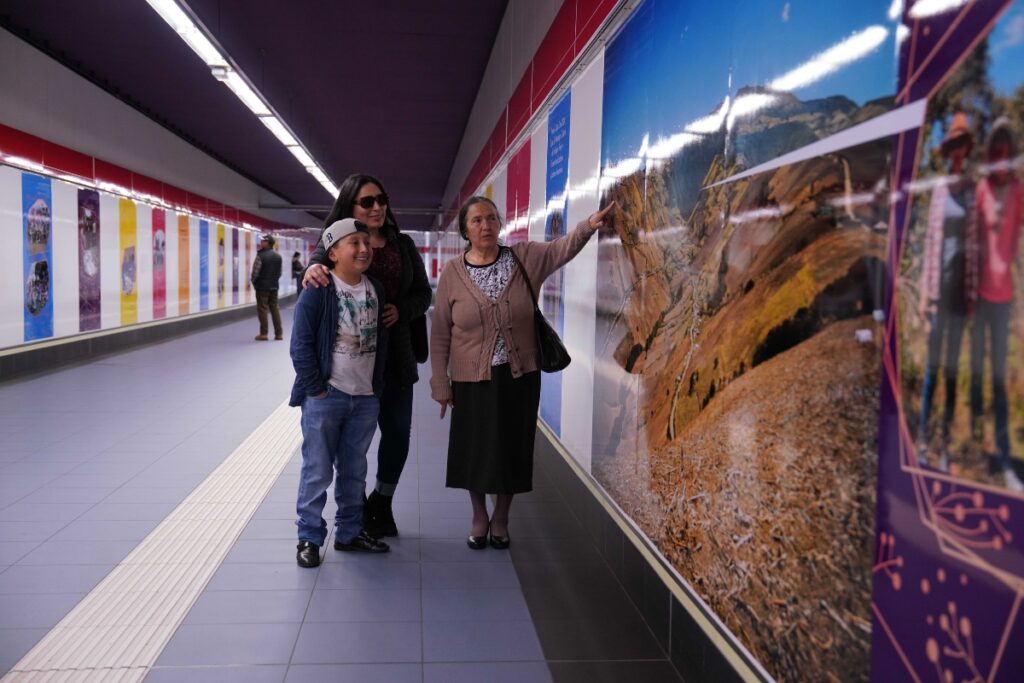 Los pasajeros dedican tiempo para apreciar las imágenes y obras artísticas del Metro de Quito.