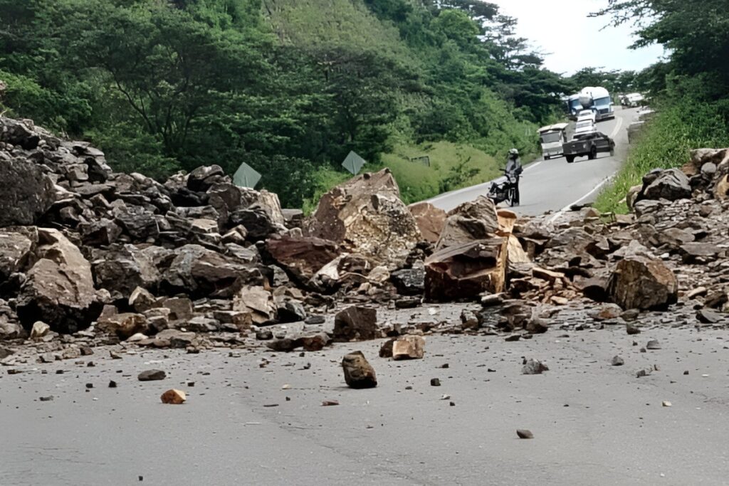 Una de las carreteras de Ecuador cerrada por un derrumbe.