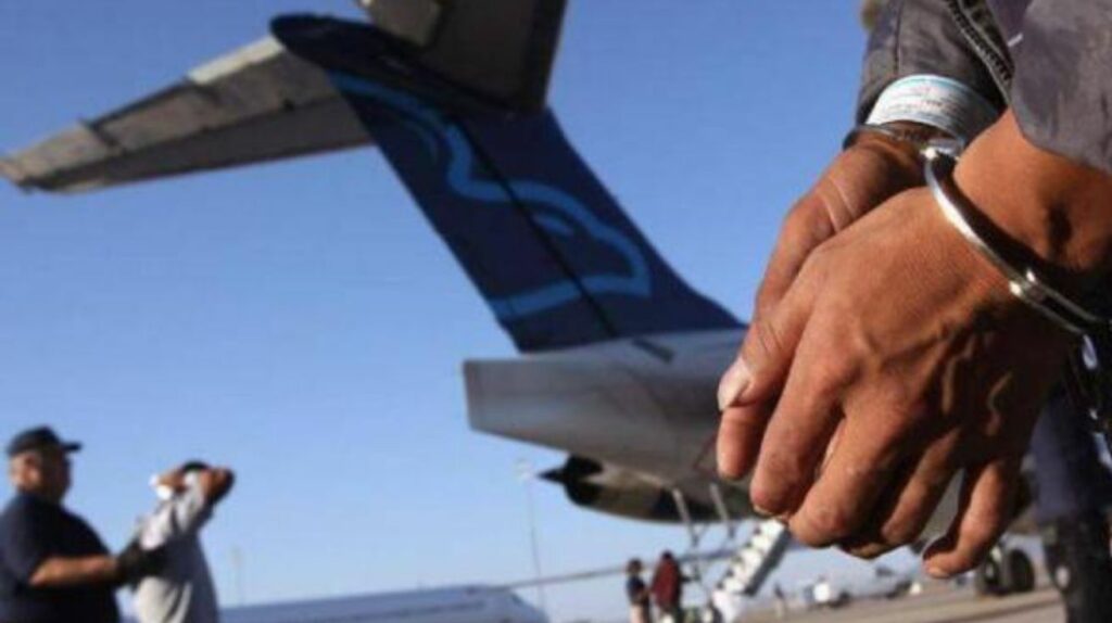 Ni portadores de tarjeta de residente o green card tienen la garantía de que no serán expulsados.