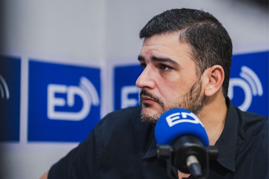 Aquiles Alvarez en una entrevista radial.