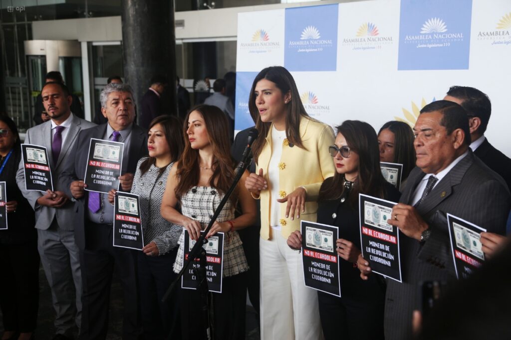 Rueda de prensa de la bancada de ADN.