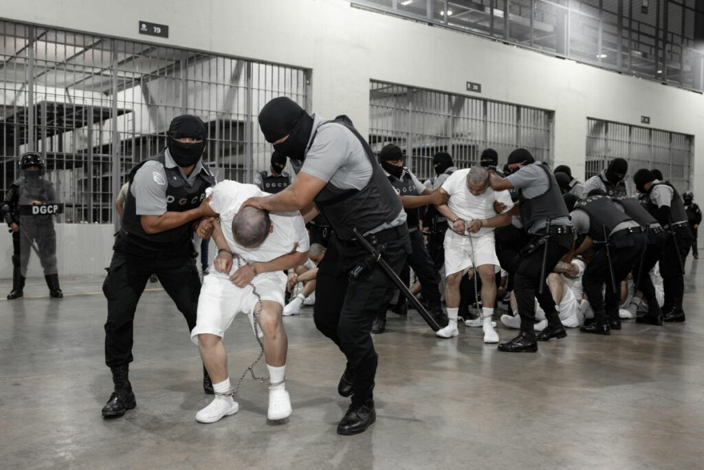 Desde el 15 de marzo, el Centro de Confinamiento del Terrorismo (Cecot) recibe a deportados venezolanos desde Estados Unidos.