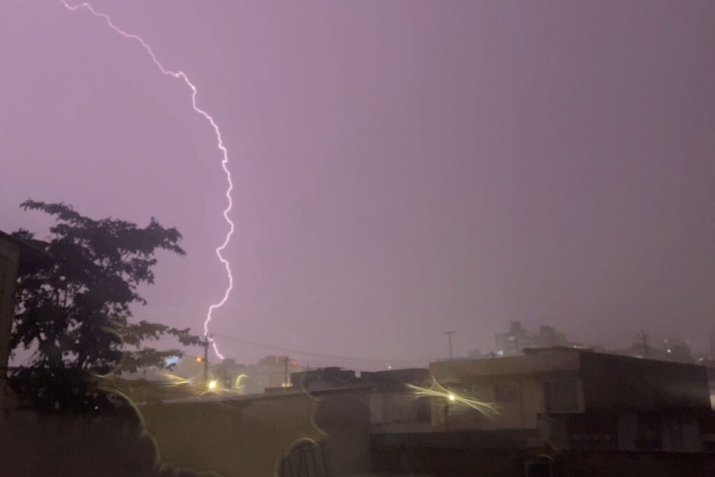 Presencia de tormenta eléctrica en Quito este 19 de marzo de 2025.