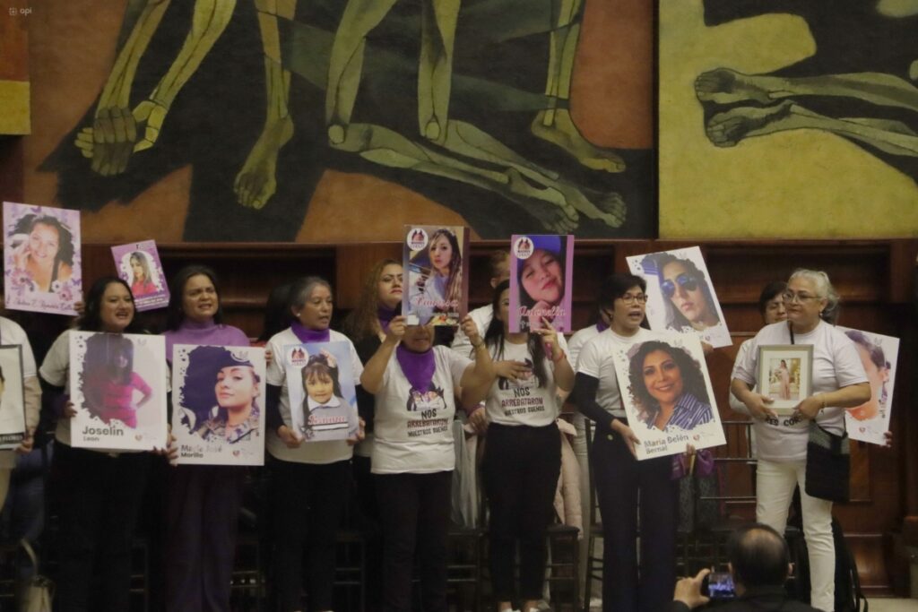 Con la presencia de grupos activistas Feministas y familares, de víctimas de Femicidio, el Pleno de la Asamblea aprobó,La Ley de Reparación a las familias de víctimas de Femicidio y otras muertes violentas por Razones de Género. Foto: Archivo API