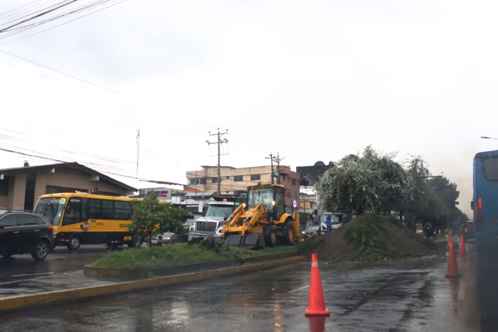 Socavón en la avenida De los Shyris, en Quito.