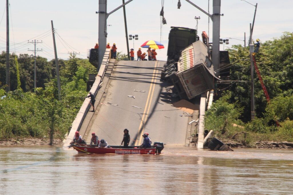 Colapso el puente Magro sobre el río Daule, está mañana personal de la Secretaria de Gestión de Riesgos y Bomberos iniciaron labores de rescate.