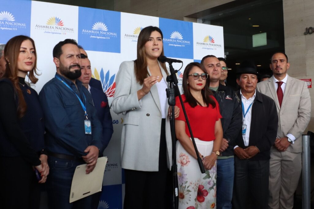 Rueda de prensa de la bancada de ADN.