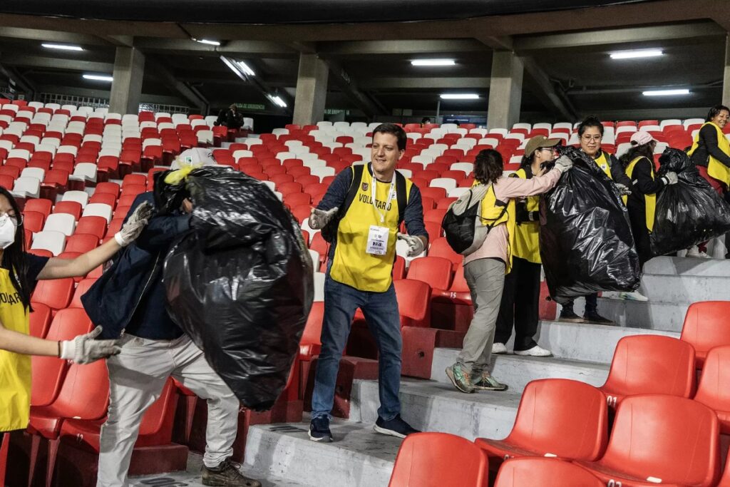 FEF y WWF iniciaron uno de los partidos más desafiantes: la lucha contra la contaminación por plásticos en los estadios.