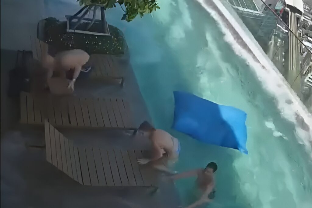 Momento en que el agua se desborda de la piscina del Hotel Athenee en Bangkok tras el terremoto.