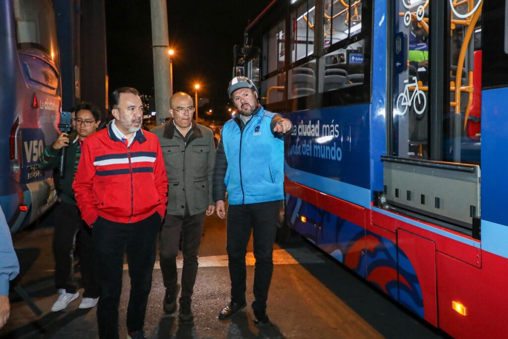 Pabel Muñoz en la llegada de los primeros cinco trolebuses a Quito.