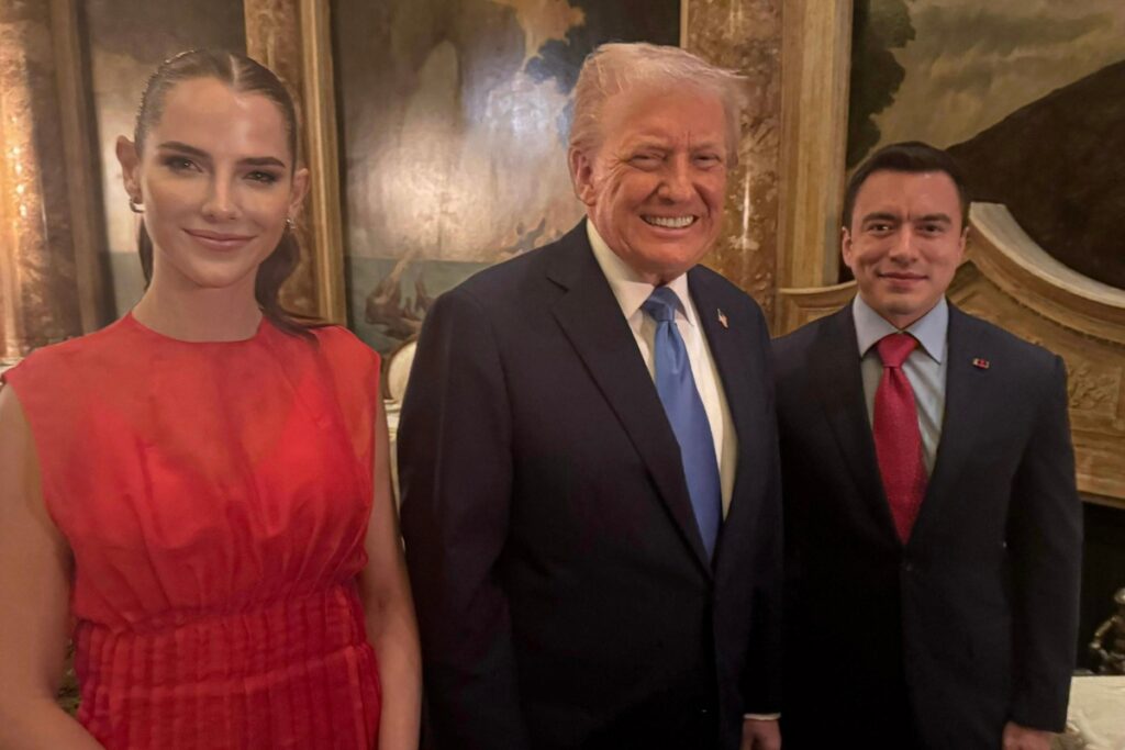 Daniel Noboa junto al presidente de los Estados Unidos, Donald Trump y Lavinia Valbonesi.