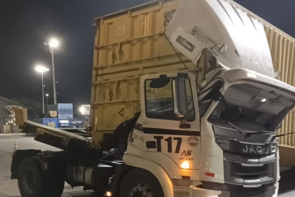 El conductor del cabezal quedó atrapado luego de que el contener cayera encima de su vehículo, en el Puerto de Guayaquil. Foto: cuenta de X de EmergenciasEC