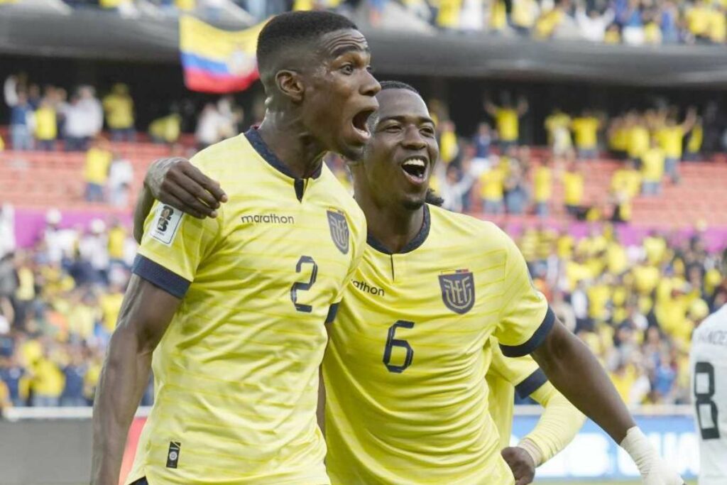 Félix Torres y Willian Pacho de la Selección de Ecuador celebran un gol en eliminatorias.