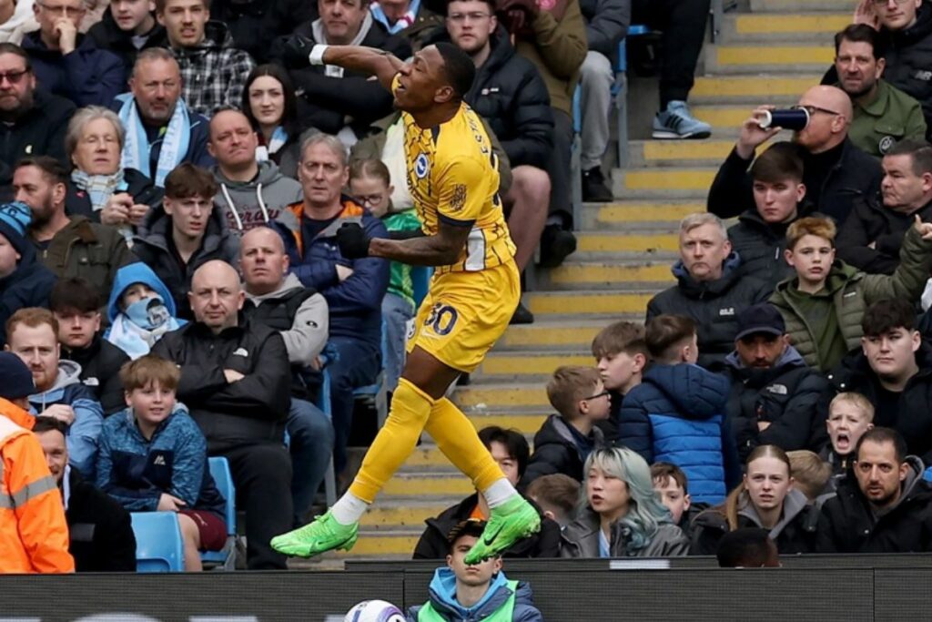 Pervis Estupiñán celebra su gol con el Brighton ante Chelsea en la premier League.
