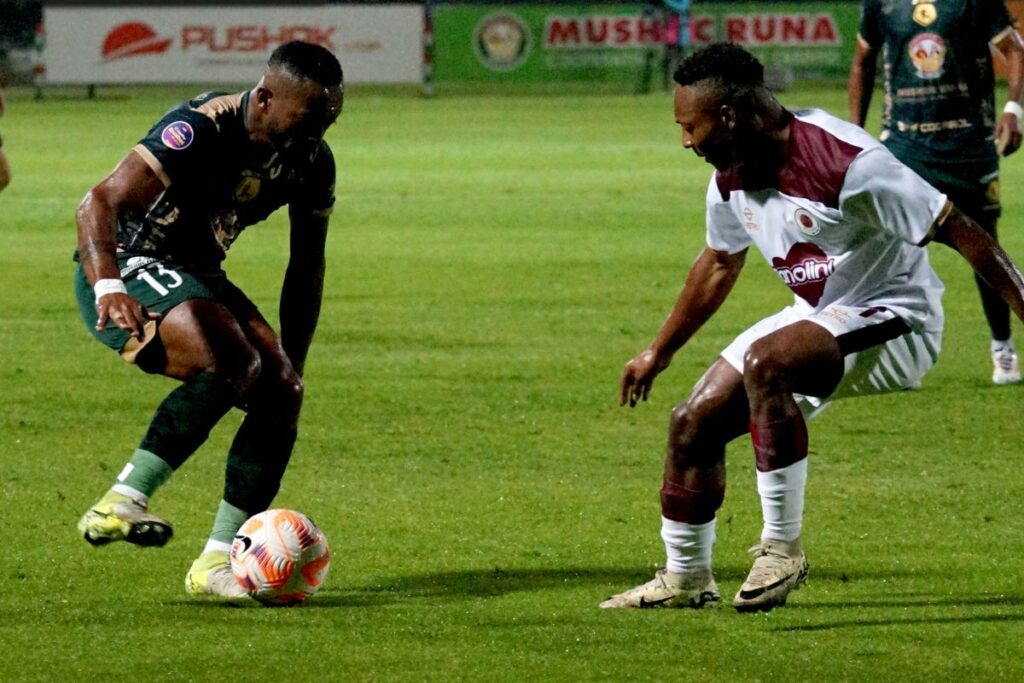 Pedro Pablo Perlaza de Mushuc Runa (izq.) encara a Ariel Mina de Vinotinto en la LigaPro.