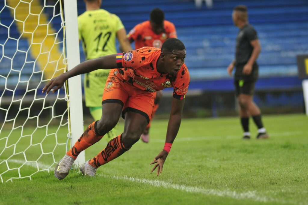 Néstor Caicedo celebra un gol con Libertad en la Liga Pro.