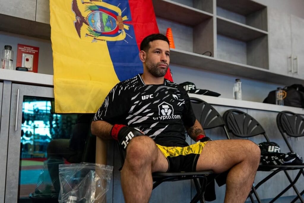 Carlos Vera con la bandera de Ecuador en la previa a su primer triunfo en la UFC.