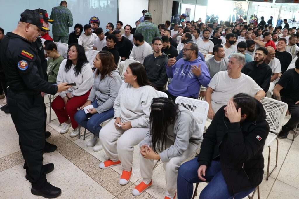 Fotografía cedida por Prensa del Ministerio de Interior, Justicia y Paz de Venezuela de migrantes a su llegada al aeropuerto internacional Simón Bolívar.