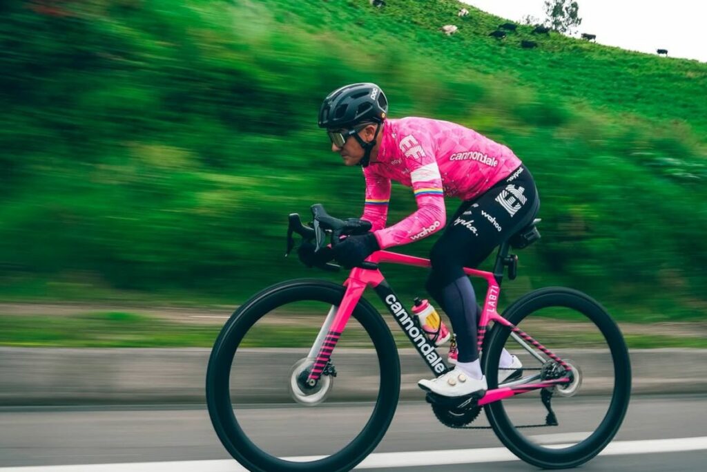 Richard Carapaz durante un entrenamiento antes de disputar Tirreno - Adriático.