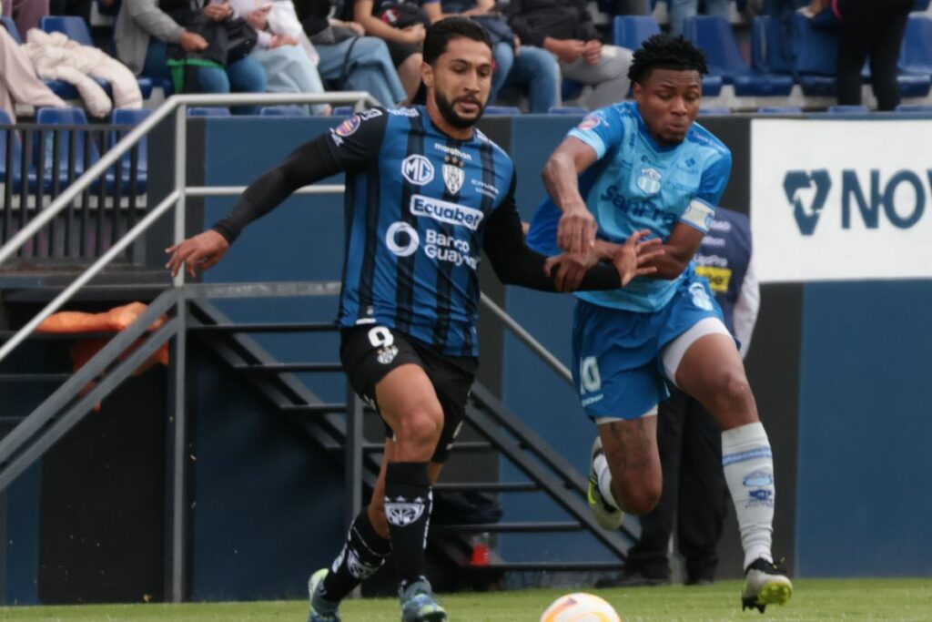 Jugadores de Independiente del Valle y Macará en la Liga Pro.