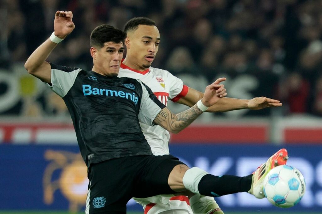 Piero Hincapié (izq.) del Bayer Leverkusen pelea un balón con un rival del Stuttgart.