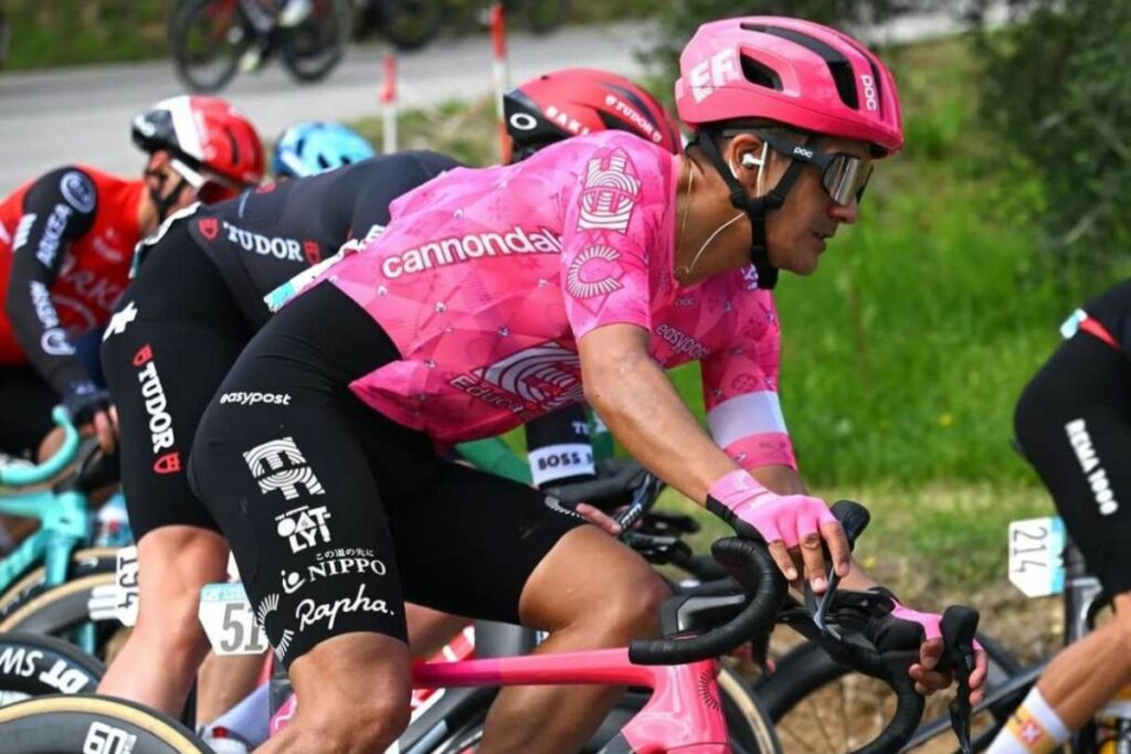 Richard Carapaz, en el top 10 de la Volta a Catalunya, en una de sus competencias.