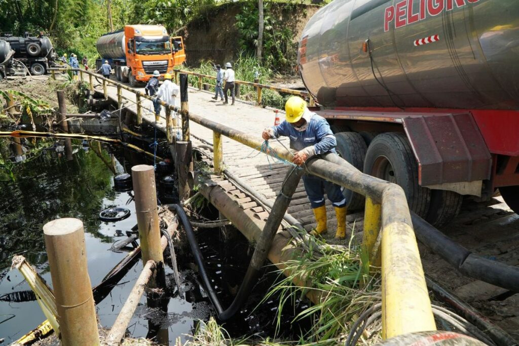 Camiones de succión y tanqueros recuperan el crudo. Foto: Ministerio de Energía y Minas