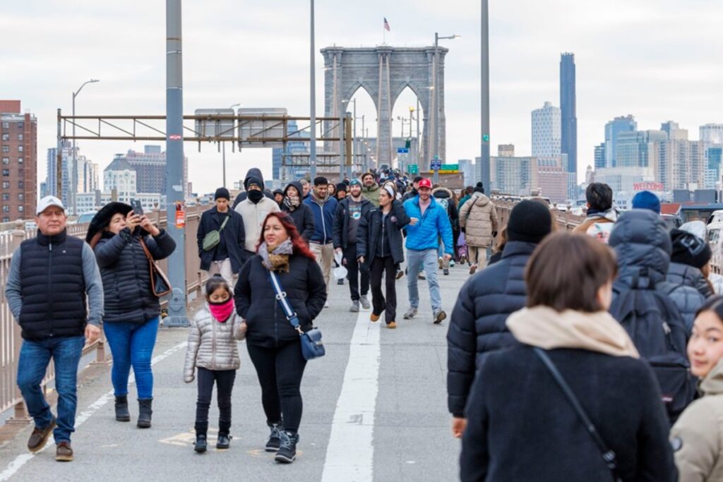 Ciudadanos de Nueva York y visitantes por el puente de Brooklyn. Foto: Archivo EFE