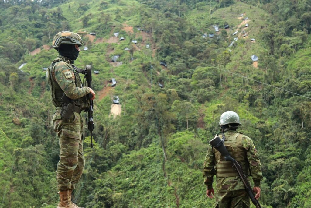Miembros del Ejército de Ecuador realizan un patrullaje en El Chical (Ecuador). Foto: EFE