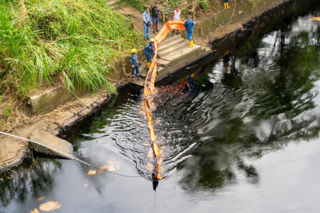 El petróleo se regó en un río de Esmeraldas.