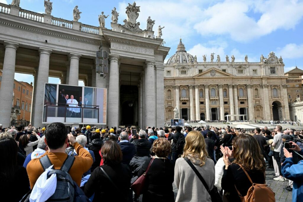 La plaza de San Pedro del Vaticano se llenó este domingo de emoción y júbilo, cuando miles de fieles se congregaron para presenciar el saludo del papa Francisco, transmitido en directo desde el hospital Gemelli, poco antes de recibir el alta tras 38 días ingresado por una grave infección respiratoria. Foto: EFE