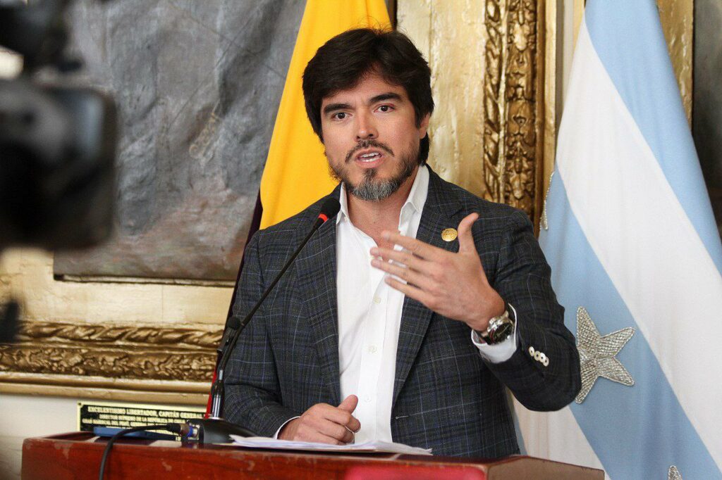 Ministro de Gobierno, José de la Gasca en una rueda de prensa.