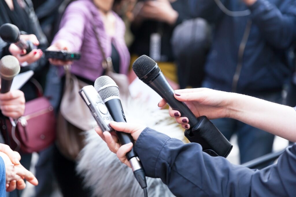 Los policías hallaron identificadores de medios de comunicación.