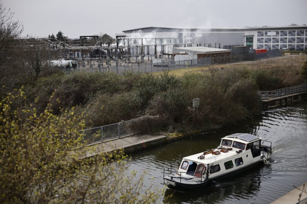 El incendio se produjo cerca al aeropuerto de Londres.