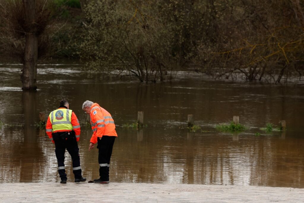 Efectivos de Protección Civil monitorean al río Manzanares