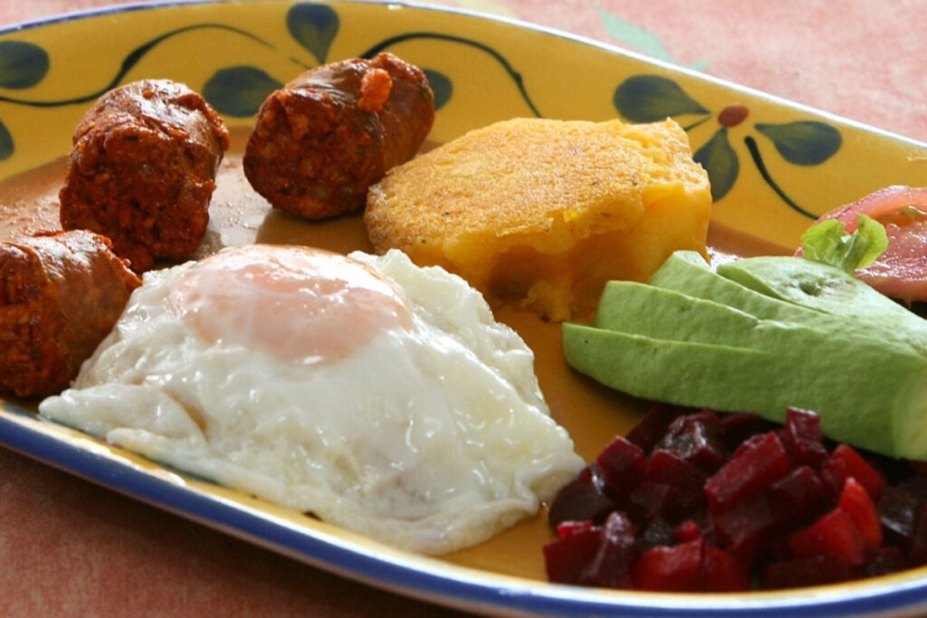 ¡Descubre cómo preparar unos deliciosos llapingachos ecuatorianos con esta receta fácil y auténtica!