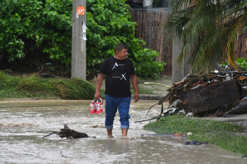 Las fuertes lluvias dejaron personas fallecidas en Ecuador.