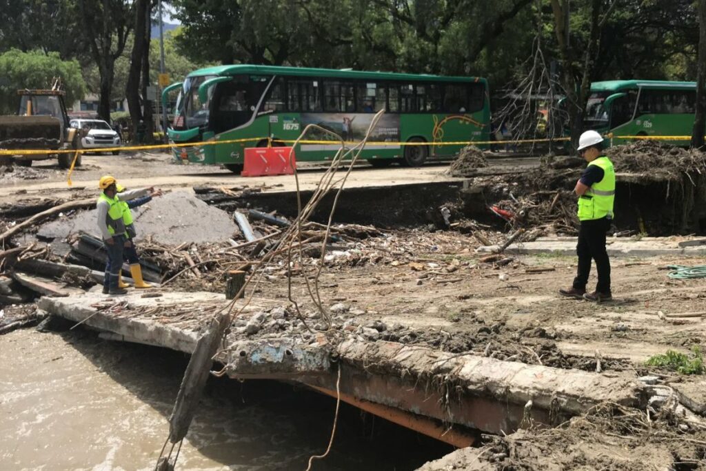 El puente sobre calle Imbabura, entre las avenidas Universitaria y Manuel Agustín Aguirre, colapsó. Cortesía: Lindon Sanmartín/ SR Radio