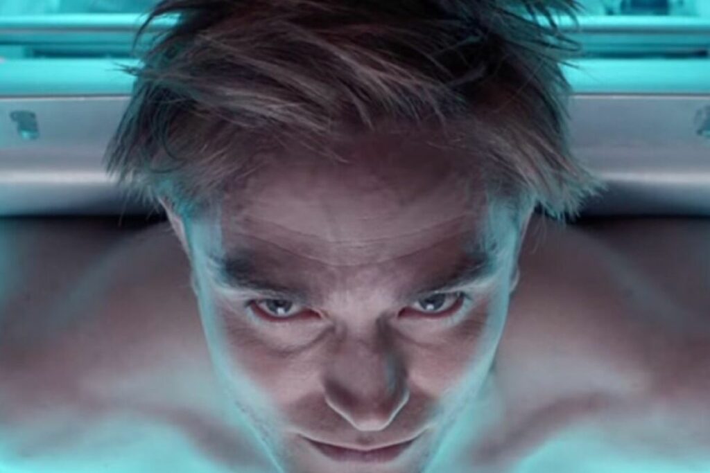 Robert Pattinson en una escena de 'Mickey 17', dirigida por Bong Joon-ho.