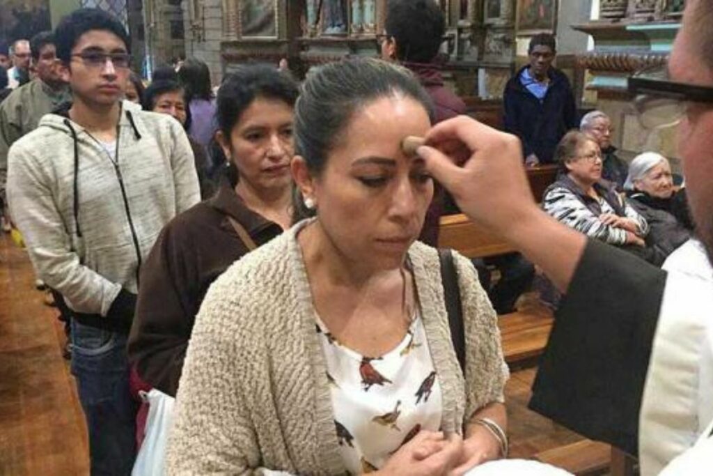 Las cenizas simbolizan penitencia, una tradición desde el siglo XI. Foto: Archivo/ELCOMERCIO.