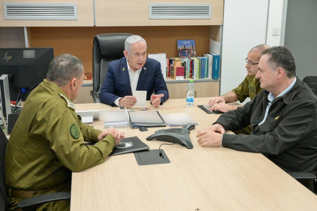 Benjamin Netanyahu evaluó de la seguridad en el Kirya en Tel Aviv con el ministro de Defensa, Yisrael Katz, y los jefes del establecimiento de defensa.