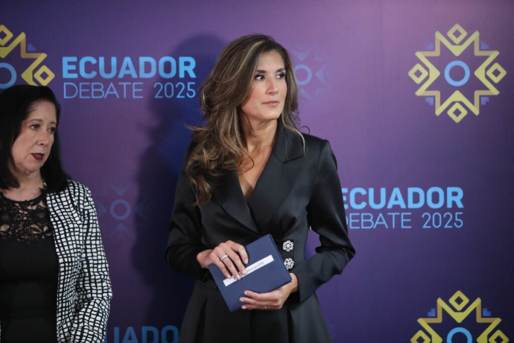 La moderadora del debate presidencial, Ruth del Salto, recibió las preguntas que se formularán en el debate presidencial. Foto: Julio Estrella/ EL COMERCIO