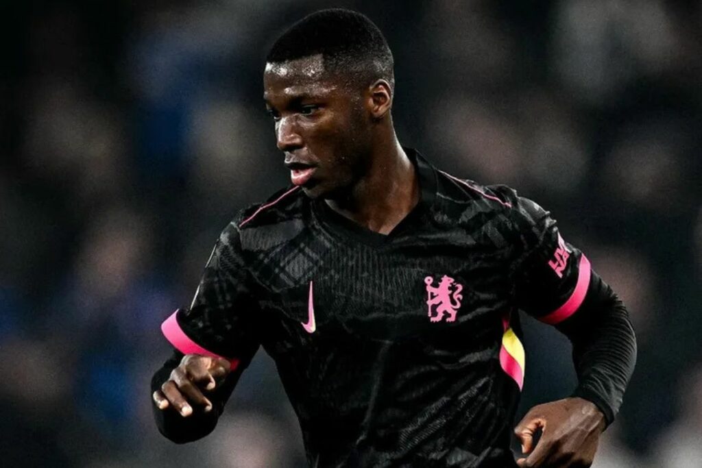 Moisés Caicedo en un partido con el Chelsea en la temporada 24/25.