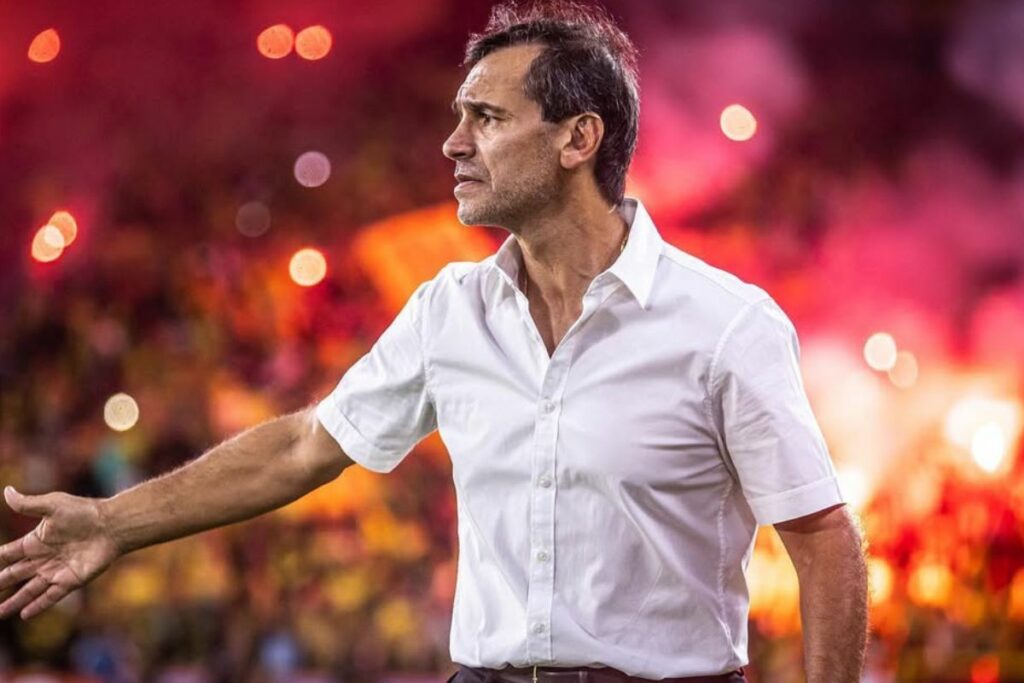 Fabián Bustos dirigiendo un partido de Barcelona SC en el Estadio Monumental de Guayaquil.