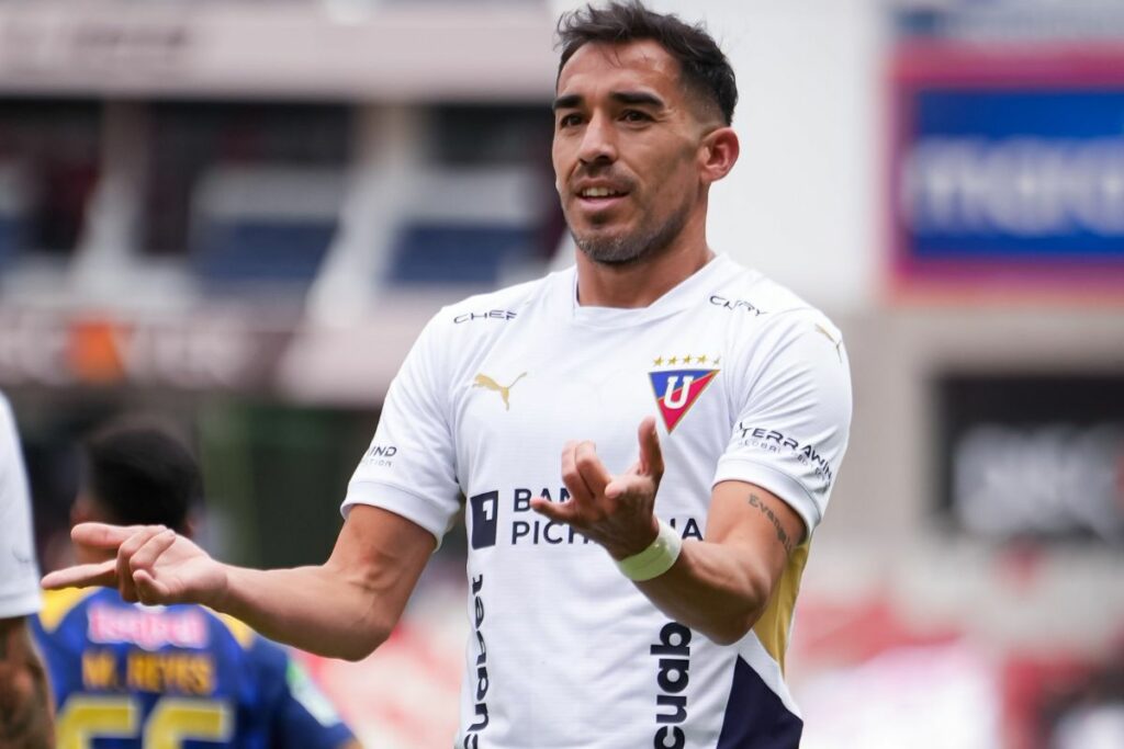 Lisandro Alzugaray celebrando un gol con la camiseta de Liga de Quito.